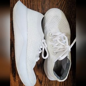 Very comfortable white tennis shoes. Wore few times.